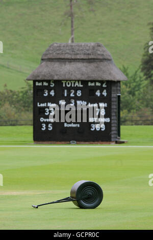 Cricket - secondo XI Campionato - finale - quarto giorno - Surrey II XI v Warwickshire II XI - Wormsley Cricket Ground. Vista generale di un rullo che giace sul campo di fronte alla capanna del marcatore Foto Stock