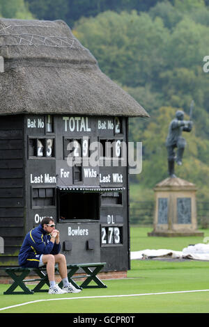 Vista generale della capanna del lanciatore del cricket e del cricket Statua al campo da cricket di Wormsley Foto Stock