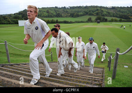 Il Surrey 2° XI team lascia il campo di gioco Guidato da Matthew Dunn alla fine della giornata gioca Foto Stock