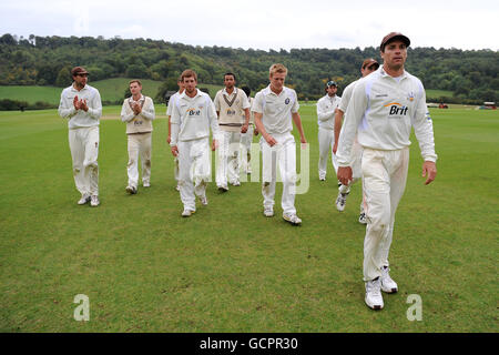 Il Surrey 2° XI team lascia il campo di gioco Guidato da Stewart Walters alla fine della giornata gioca Foto Stock