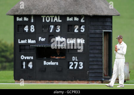 Cricket - secondo XI Campionato - finale - quarto giorno - Surrey II XI v Warwickshire II XI - Wormsley Cricket Ground. Surrey II XI's Shaun Cousens campi dal confine di fronte al capanno del giocatore di cricket Foto Stock