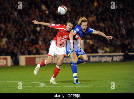 Luciano Becchio di Leeds United (a destra) e Jason Shackell di Barnsley combattono per la palla durante la partita del campionato Npower a Oakwell, Barnsley. Foto Stock