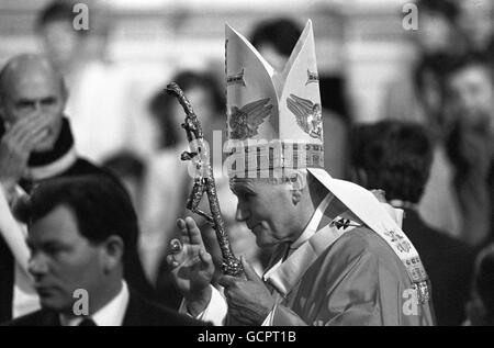 Portando con sé la Croce papale, Papa Giovanni Paolo II, benedice la Congregazione al suo arrivo oggi nella cattedrale per celebrare la messa. Foto Stock