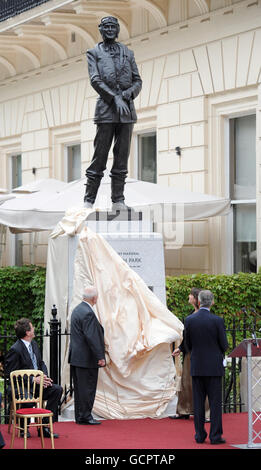 Statua svelata per la Battaglia del leader britannico. A Waterloo Place, Londra, viene svelata una statua del Maresciallo di New Zealander Air Chief Sir Keith Park. Foto Stock