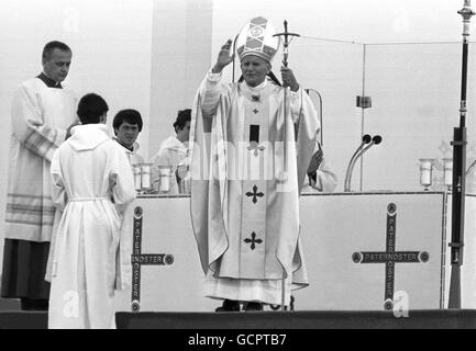La religione - Papa Giovanni Paolo II visita in Gran Bretagna - Heaton Park - Manchester - 1982 Foto Stock