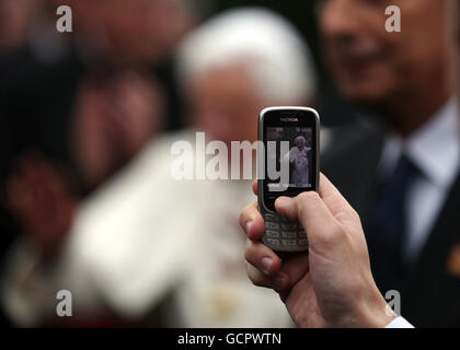 Un Vescovo scatta una fotografia di Papa Benedetto XVI sul suo cellulare all'Oscott College di Birmingham l'ultimo giorno della sua visita di Stato nel Regno Unito. Foto Stock