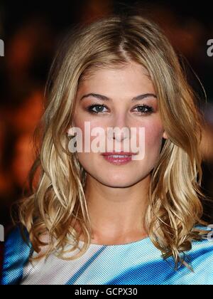 Fabbricato a Dagenham Premiere - Londra. Rosamund Pike arriva per la prima mondiale di Made in Dagenham all'Odeon Leicester Square, Londra. Foto Stock