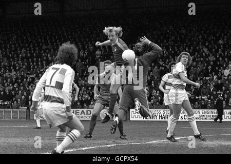 Il Kenny Burns di Nottingham Forest salta in aria e oltre La spalla di Queens Park Rangers portiere Phil Parkes a. arrivare alla palla Foto Stock