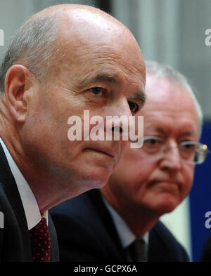 Ex capo del MI6 Sir John Scarlett (a sinistra) e Professor Keith Jeffery, autore del nuovo libro 'MI6 The History of the Secret Intelligence Service' presso l'ufficio degli esteri e del Commonwealth di Londra. Foto Stock