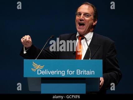 Il vice leader del deputato liberaldemocratico Simon Hughes si rivolge ai delegati della conferenza annuale dei liberaldemocratici presso la Liverpool Arena and Convention Centre di Liverpool. Foto Stock