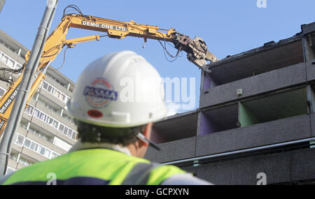 Inizia il lavoro di demolizione della tenuta di Aylesbury a Southwark, nel sud-est di Londra, che sta subendo una rigenerazione di 1.5 miliardi di euro. Foto Stock