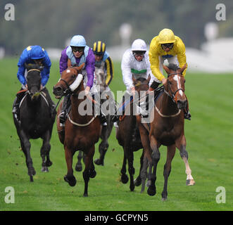 Corse ippiche - Quarta edizione annuale del Festival della birra CAMRA - giorno uno - Ippodromo di Ascot. Polly's Mark indovinato da Richard Hughes (giallo centrale) vince la principessa Royal Transformers and Rectifiers E.B F. Stakes Foto Stock