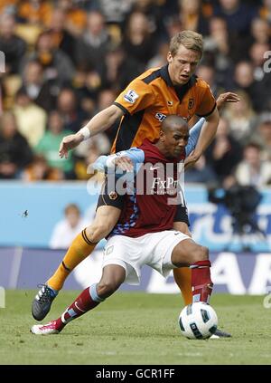 Wolverhampton Wanderers' Christophe Berra (a sinistra) e Aston Villa's Ashley Young (destra) in azione Foto Stock