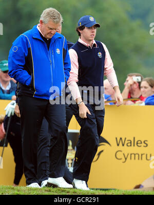 Golf - 38° Ryder Cup - Europa / USA - Practice Day Three - Celtic Manor Resort. Il capitano europeo Colin Montgomerie con Rory McIlory (a destra) durante un round di prove al Celtic Manor, Newport. Foto Stock