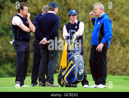 Golf - 38° Ryder Cup - Europa / USA - Practice Day Three - Celtic Manor Resort. Europe's Lee Westwood (a sinistra) con Rory McIlory e Captain Colin Montgomerie (a destra) durante una pratica al Celtic Manor, Newport. Foto Stock