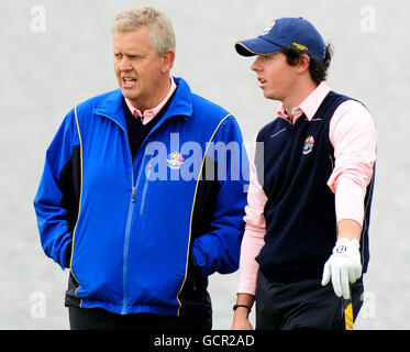 Il Capitano europeo Colin Montgomerie con Rory McIlory (a destra) durante un turno di prove a Celtic Manor, Newport. Foto Stock