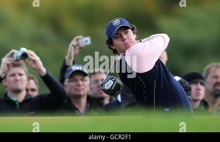 Golf - 38th Ryder Cup - Europa v USA - Practice Day Three - Celtic Manor Resort. Rory McIlory in Europa durante la pratica Foto Stock