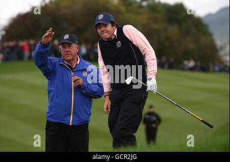 Golf - 38° Ryder Cup - Europa / USA - Practice Day Three - Celtic Manor Resort. Rory McIlory in Europa reagisce a uno dei suoi colpi durante la pratica Foto Stock