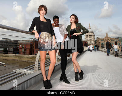 Gran Bretagna Next Top Model, semi-finalisti (da sinistra a destra) Tiffany Pisani da Wolverhampton, Alisha White da Clapham e Joy McLaren da Leeds, sul Millennium Bridge, Londra, in vista della finale live dello spettacolo la prossima settimana. Foto Stock