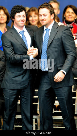 Rory McIlory (a sinistra) e Graeme McDowell in Europa durante la cerimonia di apertura della Ryder Cup a Celtic Manor, Newport. Foto Stock