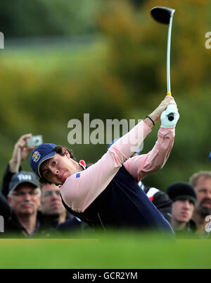 Golf - 38° Ryder Cup - Europa / USA - Practice Day Three - Celtic Manor Resort. Rory McIlory in Europa suona un colpo durante un giro di prove al Celtic Manor, Newport. Foto Stock