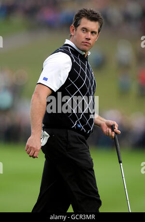 Il Lee Westwood dell'Europa reagisce dopo aver perso il suo putt sul 18 verde durante i quattordici pomeridiani durante la Ryder Cup a Celtic Manor, Newport. Foto Stock