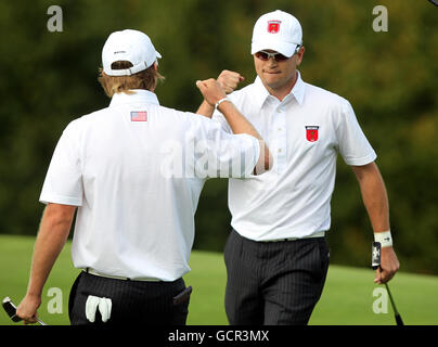 Lo Zach Johnson degli Stati Uniti festeggia con Hunter Mahan sul 17esimo verde durante le previsioni pomeridiane durante la Ryder Cup a Celtic Manor, Newport. Foto Stock