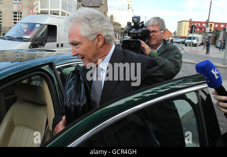 L'ex capo anglo-irlandese Sean Fitzpatrick ha lasciato la High Court oggi dopo che un'ordinanza che ha permesso ad un funzionario di corte di dividere i suoi beni è stata passata. Foto Stock