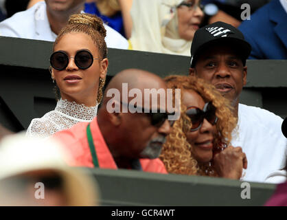 Jay Z (a destra) e Beyonce in Serena Williams giocatori casella sul giorno dodici dei campionati di Wimbledon al All England Lawn Tennis e Croquet Club, Wimbledon. Foto Stock