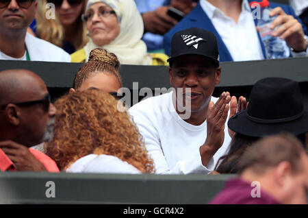 Jay Z (a destra) e Beyonce in Serena Williams giocatori casella sul giorno dodici dei campionati di Wimbledon al All England Lawn Tennis e Croquet Club, Wimbledon. Foto Stock