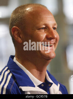 L'allenatore del Rugby 7 scozzese Stephen Gemmell all'aeroporto di Glasgow, Paisley, si prepara a viaggiare a Delhi per i Giochi del Commonwealth 2010. Foto Stock