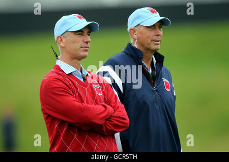 Il capitano degli Stati Uniti Corey Pavin (a sinistra) con uno dei suoi vice capitani Tom Lehman durante il turno di prove a Celtic Manor, Newport. Foto Stock