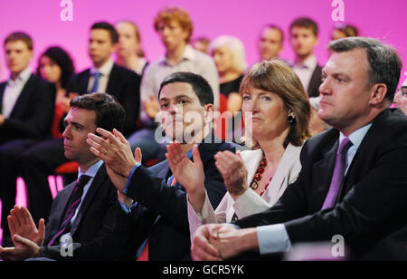 Andy Burnham, David Miliband, Harriet Harman ed ed Balls guardano oggi a Manchester il leader laburista ed Miliband che ha tenuto il suo primo discorso alla conferenza del Partito laburista come leader. Foto Stock