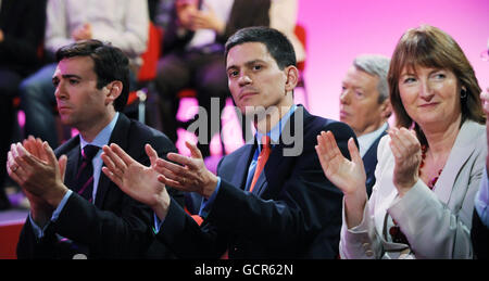 (Da sinistra a destra) Andy Burnham, David Miliband e Harriet Harman guardano il neo nominato leader laburista ed Miliband nel suo primo discorso alla conferenza del Partito laburista come leader, a Manchester oggi. Foto Stock