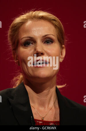 Il leader del Partito socialdemocratico danese Helle Thorning-Schmidt si rivolge ai delegati il quarto giorno della Conferenza annuale del Partito laburista a Manchester Central, Manchester. Foto Stock