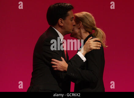 Il leader del Partito del lavoro ed Miliband saluta il leader del Partito socialdemocratico danese Helle Thorning-Schmidt dopo il suo discorso ai delegati il quarto giorno della Conferenza annuale del Partito del lavoro a Manchester Central, Manchester. Foto Stock