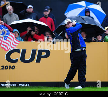 Golf - 38° Ryder Cup - Europa / USA - Practice Day 2 - Celtic Manor Resort. Il Rory McIlory in Europa parte dal secondo tee durante un giro di prove al Celtic Manor, Newport. Foto Stock