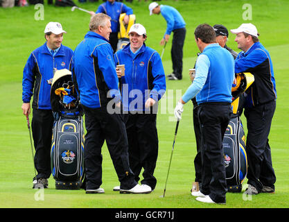 Golf - 38° Ryder Cup - Europa / USA - Practice Day 2 - Celtic Manor Resort. Il capitano europeo Colin Montgomerie (seconda a sinistra) con Rory McIlory (al centro) durante un giro di prove al Celtic Manor, Newport. Foto Stock