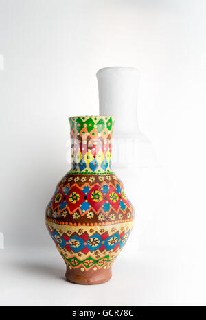 Un egiziano colorato decorato vaso in ceramica (in arabo: Kolla) fatti di argilla, una delle più antiche abitudini degli antichi egizi Foto Stock