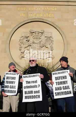 LUOGO CORRETTO RITRASMESSO sostenitori dell'ex socialista MSP Tommy Sheridan e sua moglie Gail fuori High Court a Glasgow, dove saranno processati accusati di pergiuria. Foto Stock