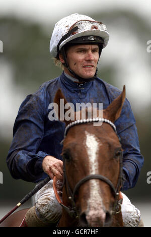 Corse ippiche - Quarta edizione annuale del Festival della birra CAMRA - giorno uno - Ippodromo di Ascot. Non mi chiami indovinato da jockey Richard Mullen dopo aver terminato la E.B.F. Ratcliffes Syndication Stake classificati Foto Stock