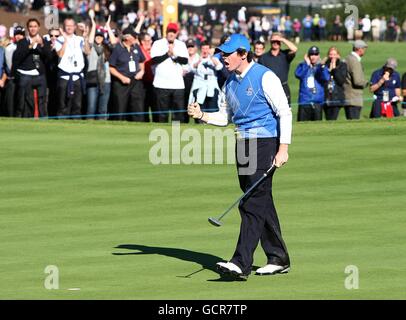 Golf - 38° Ryder Cup - Europa / USA - 4° giorno - Celtic Manor Resort. Rory McIlroy in Europa festeggia un putt per dimezzare il 16 durante la sua partita singola contro Stewart Cink degli Stati Uniti Foto Stock