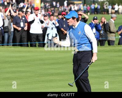 Rory McIlroy in Europa celebra un putt per dimezzare il 16 Durante la sua partita contro la Stewart Cink degli Stati Uniti Foto Stock