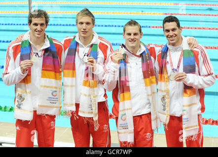 Inghilterra (da sinistra a destra) Grant Turner, Adam Brown, Liam Tancock e Simon Burnet con le loro medaglie d'argento dopo aver finito secondo nel Freestyle maschile 4x100m During Day uno dei 2010 Giochi del Commonwealth al Dr SPM Aquatics Center di New Delhi, India. Foto Stock