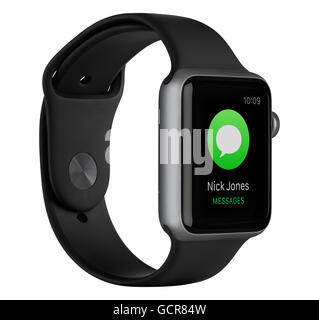 Varna, Bulgaria - 16 Ottobre 2015: vista laterale sinistra di Apple guardare dello sport 42mm di spazio grigio custodia in alluminio nero con fascia sportiva Foto Stock