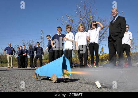 Gli studenti osservano la velocità delle loro auto semoventi a razzo costruite autonomamente lungo una pista fittizia come parte del programma scolastico BLOODHOUND. BLOODHOUND punta a diventare il veicolo terrestre più veloce del mondo, rompendo la barriera di 1000 miglia all'ora per stabilire un nuovo record mondiale in Sud Africa nel 2012. Foto Stock