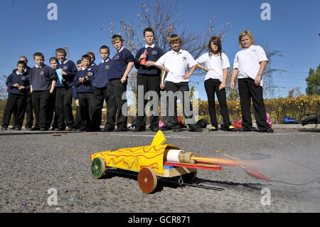 Gli studenti osservano la velocità delle loro auto semoventi a razzo costruite autonomamente lungo una pista fittizia come parte del programma scolastico BLOODHOUND. BLOODHOUND punta a diventare il veicolo terrestre più veloce del mondo, rompendo la barriera di 1000 miglia all'ora per stabilire un nuovo record mondiale in Sud Africa nel 2012. Foto Stock