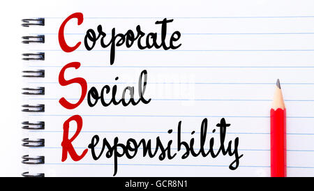 CSR Corporate Social Responsibility scritta sulla pagina del notebook con matita rossa sulla destra Foto Stock