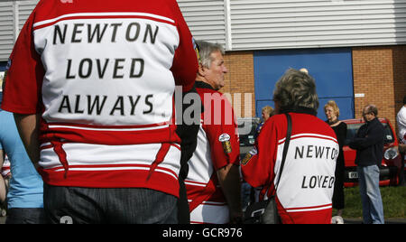 Rugby League - funerale Terry Newton fuori dallo stadio DW - Wigan. I fan indossano le cime in memoria dell'ex star della lega di rugby inglese Terry Newton durante la processione funebre all'esterno del DW Stadium, Wigan. Foto Stock