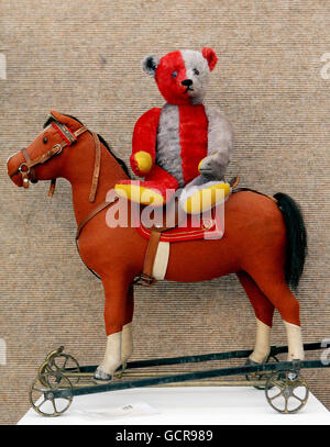 Orsacchiotto di peluche e giocattoli morbidi anteprima di aste Foto Stock